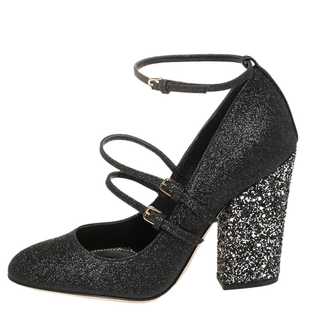 This pair of pumps made from glitter is ideal to be paired with any outfit of your choice. Add a feminine touch to your outfit with this pair. The black pumps by Sergio Rossi will bring you effortless style without compromising on