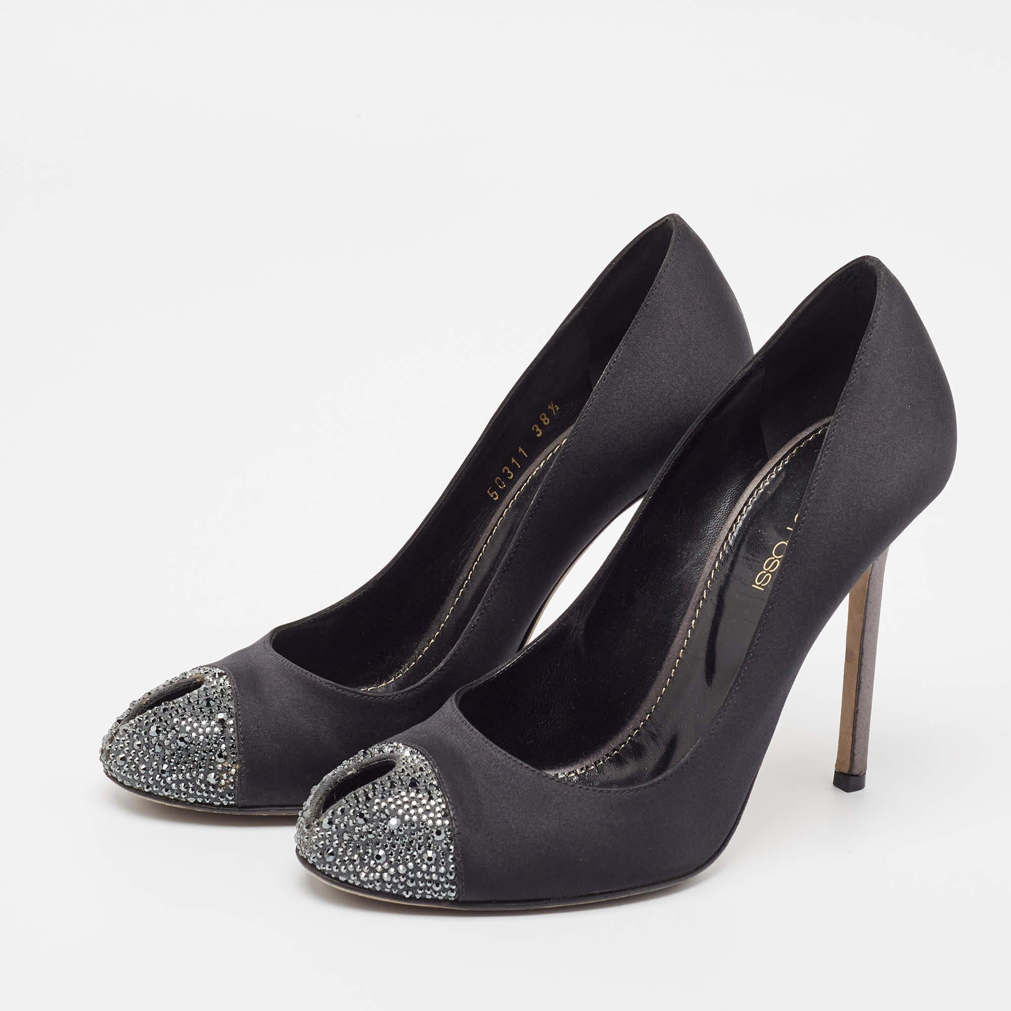 Mit diesen zeitlosen Pumps von Sergio Rossi können Sie auf bequeme Weise einen eleganten Auftritt hinlegen. Sie wurden in Italien aus schwarzem Satin gefertigt und verfügen über Peep-Toes und 11 cm hohe Absätze.