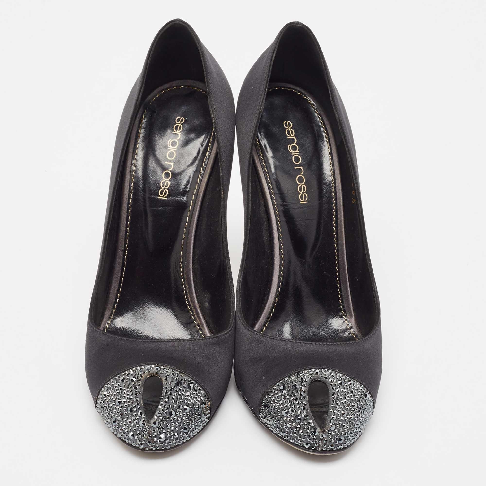 Sergio Rossi Schwarze/graue Satin-Pumps mit Kristallverzierung und Peep Toe Größe 38,5 im Zustand „Gut“ im Angebot in Dubai, Al Qouz 2