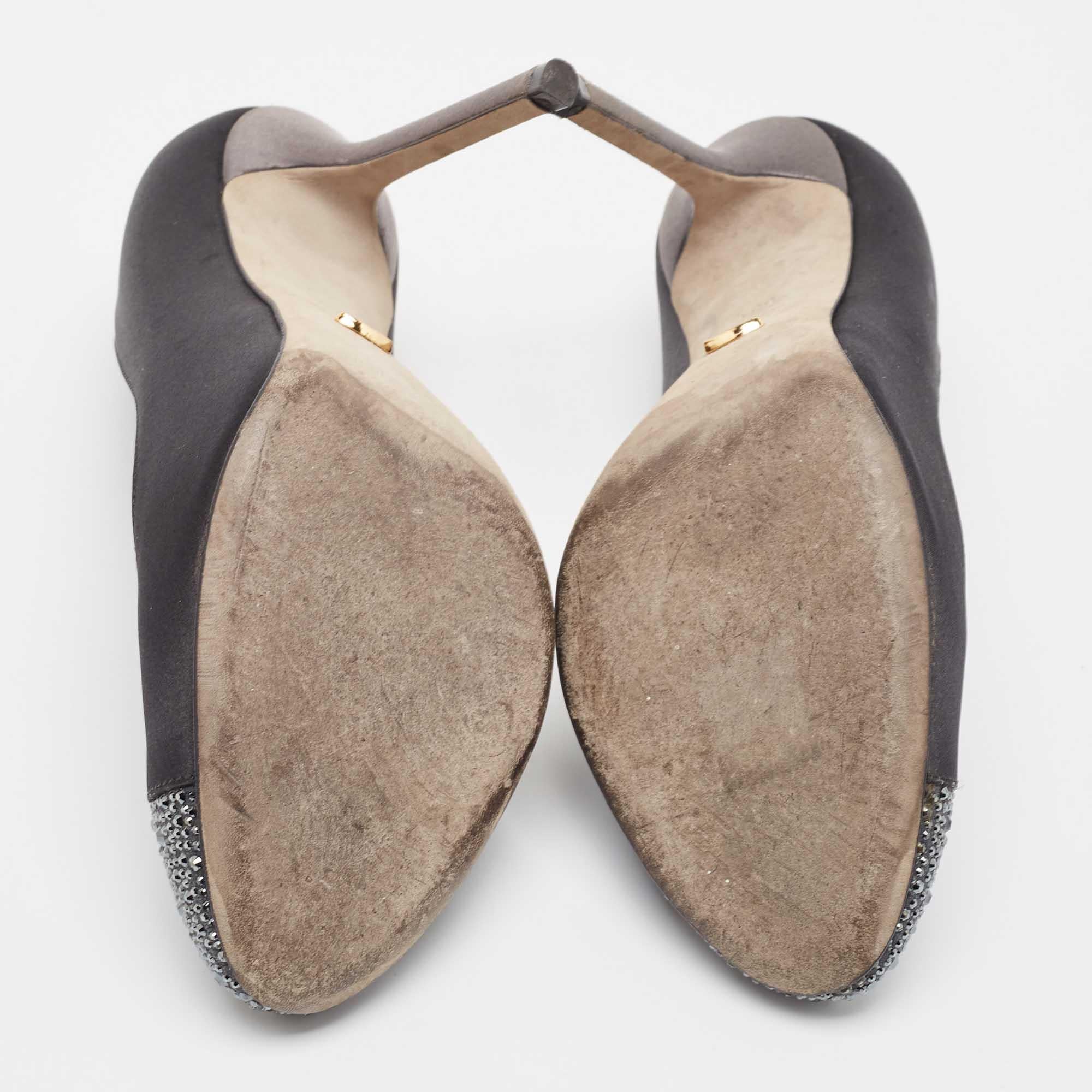 Sergio Rossi Schwarze/graue Satin-Pumps mit Kristallverzierung und Peep Toe Größe 38,5 im Angebot 2