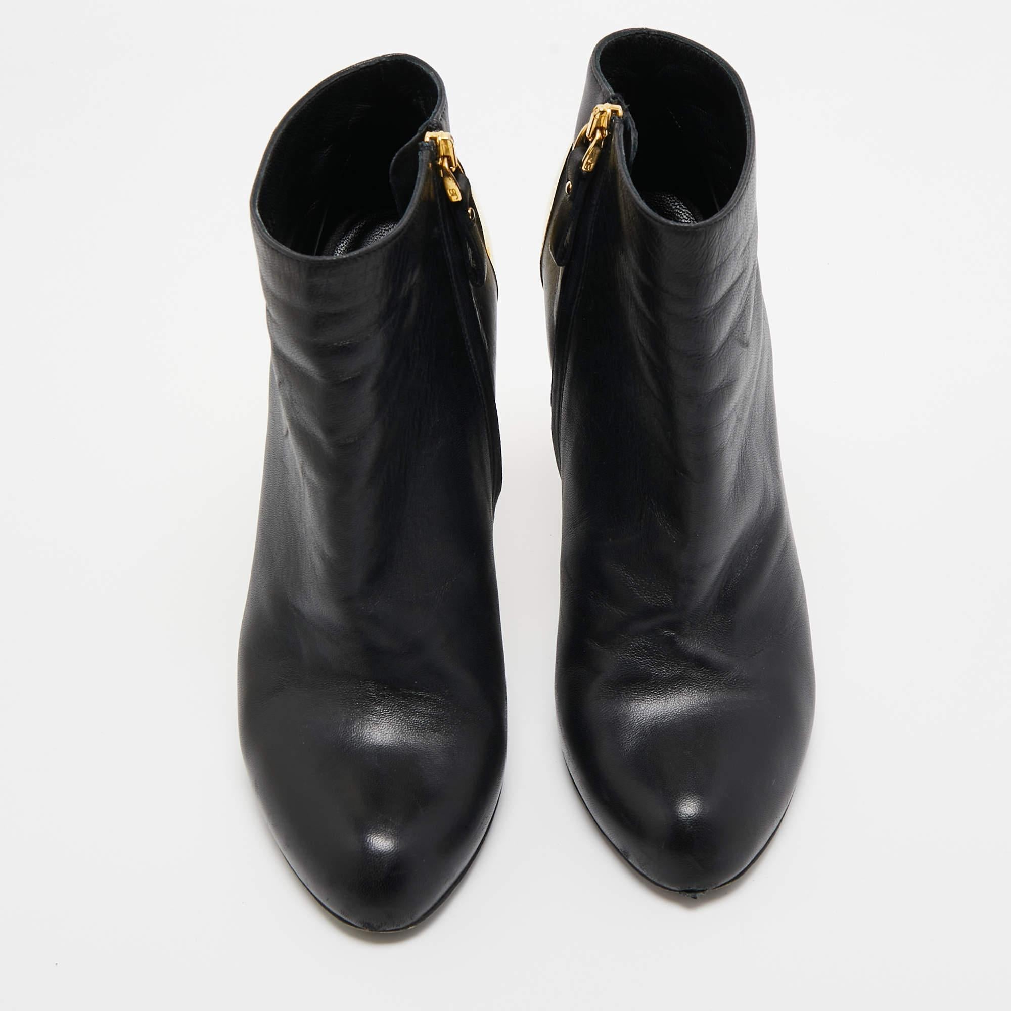 Sergio Rossi Black Leather Ankle Booties Size 40 In Good Condition For Sale In Dubai, Al Qouz 2