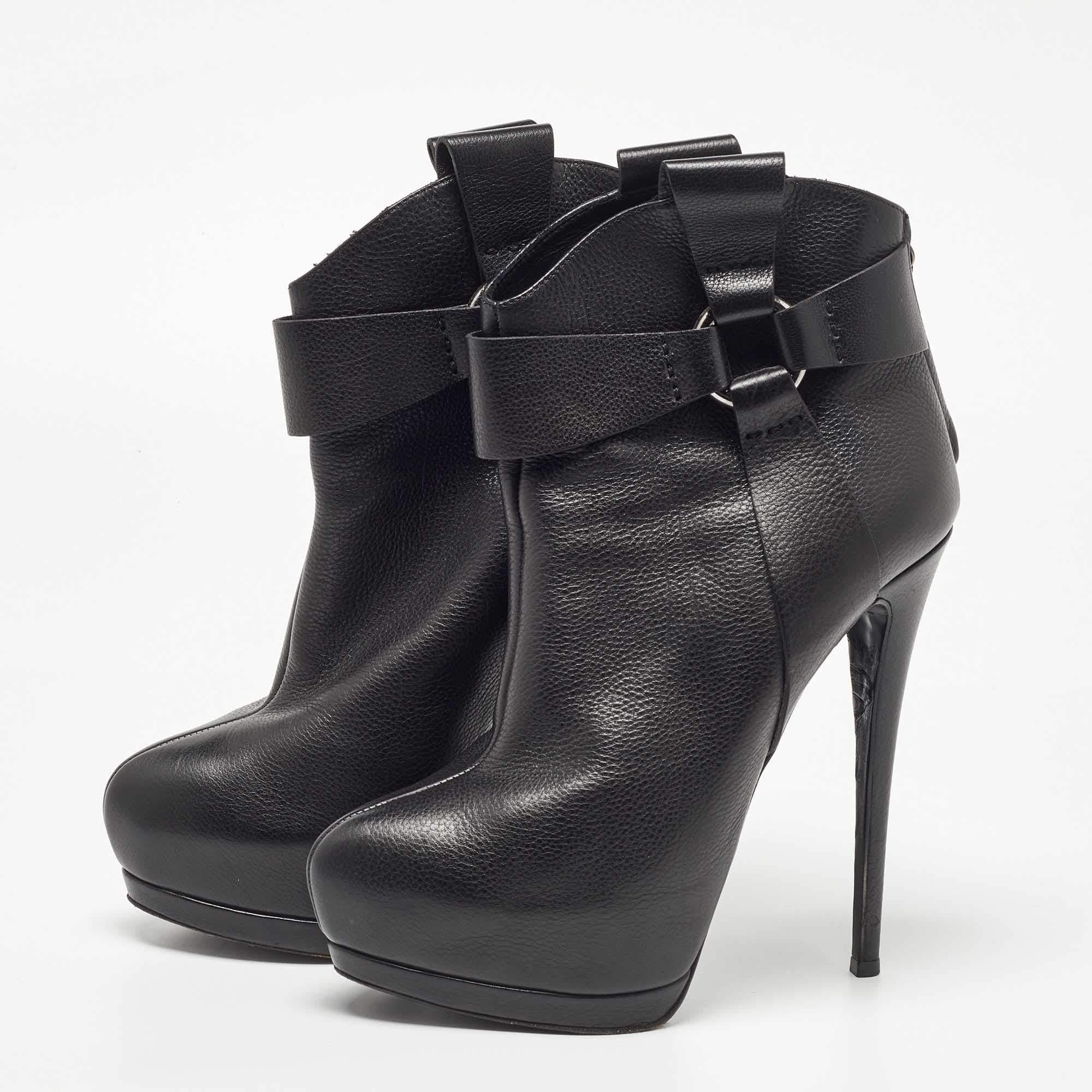 Les bottes sont un élément essentiel de votre garde-robe et ces bottes fabriquées dans des matériaux de qualité supérieure sont un excellent choix. Offrant le meilleur du confort et du style, cette paire à semelle robuste sera parfaite avec une robe
