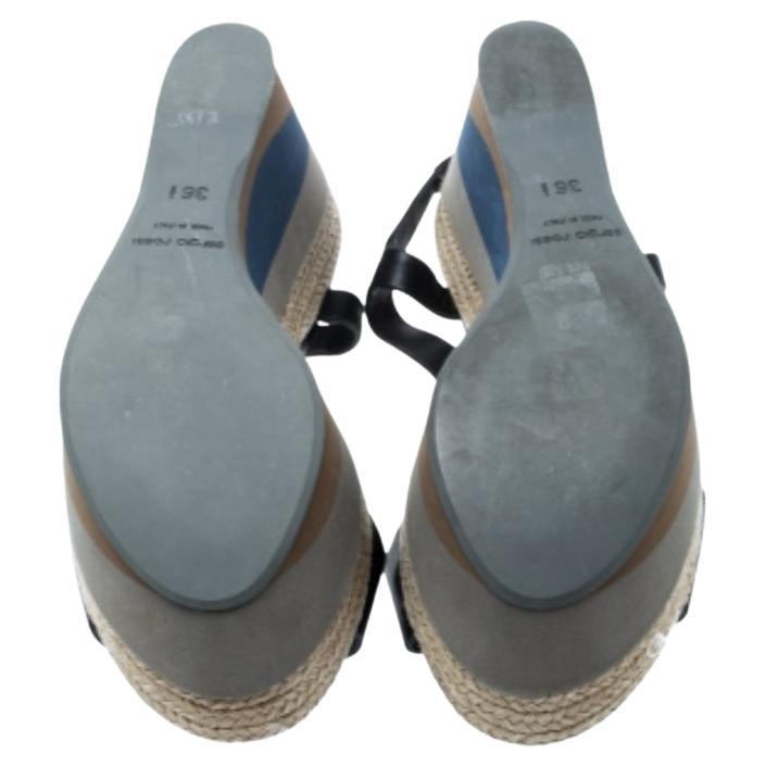 Questi sandali di Sergio Rossi daranno un tocco di stile ai tuoi piedi.  Realizzate in pelle, sono un articolo di moda di alta gamma che devi possedere subito. Sono caratterizzate da punte aperte, cinturini alla caviglia, fibbie sulla tomaia e