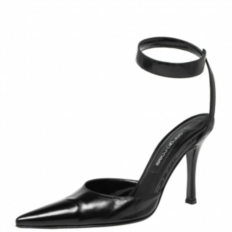 Realizzate meticolosamente in una silhouette elegante, queste décolleté della Maison Sergio Rossi donano al tuo ensemble solo definizione e forza. Realizzate in pelle nera, hanno la punta appuntita, il tacco sottile e il cinturino alla caviglia.