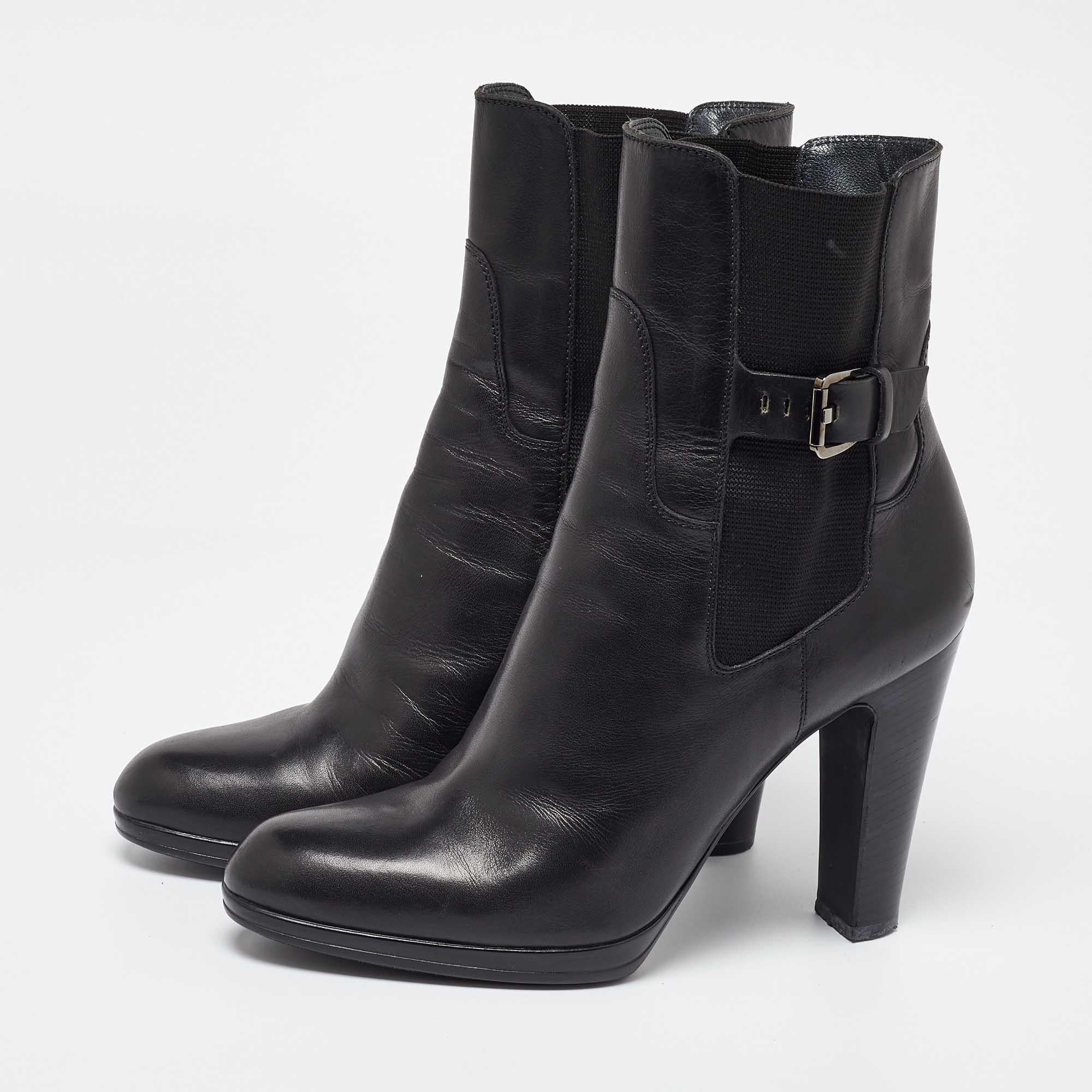 These ankle boots from Sergio Rossi are meant to be a loved choice. Wonderfully crafted and balanced on 10.5 cm heels the boots will lift your feet in a stunning silhouette.