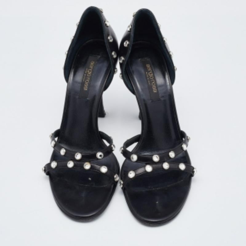 Diese Sandalen bieten Ihnen sowohl Luxus als auch Komfort. Sie sind aus hochwertigen MATERIALEN gefertigt, haben elegante Absätze und eine bequeme Innensohle.