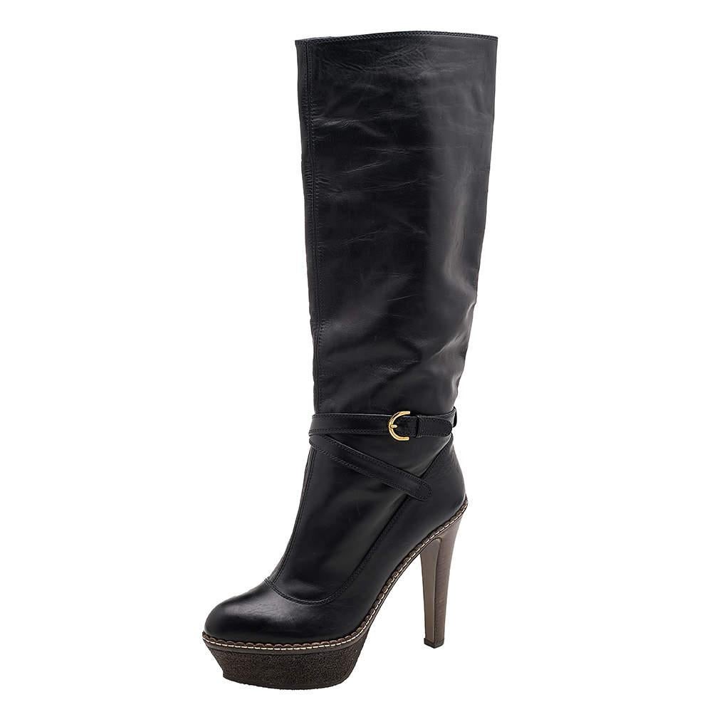 These Sergio Rossi knee-length boots exemplify the brand's expertise in creating timeless designs. Crafted from leather on the exterior, they feature ankle strap detailing along with buckle closure and gold-tone hardware. The platforms and 12.5cm