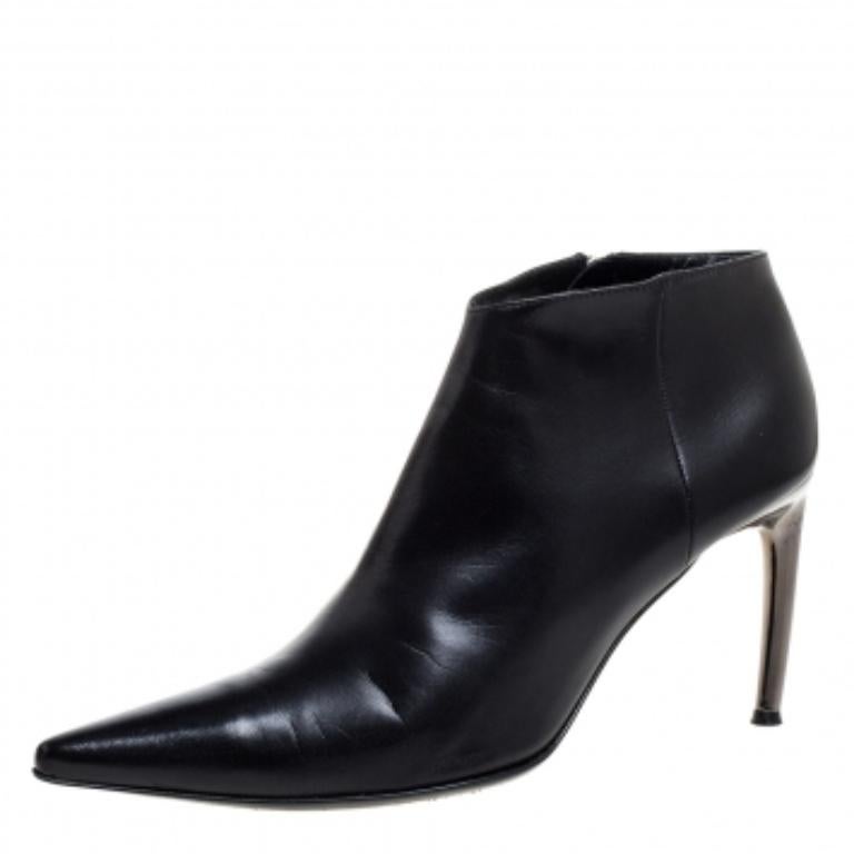 Purposely built to make you feel like a fashion diva, these Sergio Rossi booties are not to be missed. The black beauties are crafted from leather and feature a pointed-toe silhouette. They come equipped with comfortable leather-lined insoles and 9