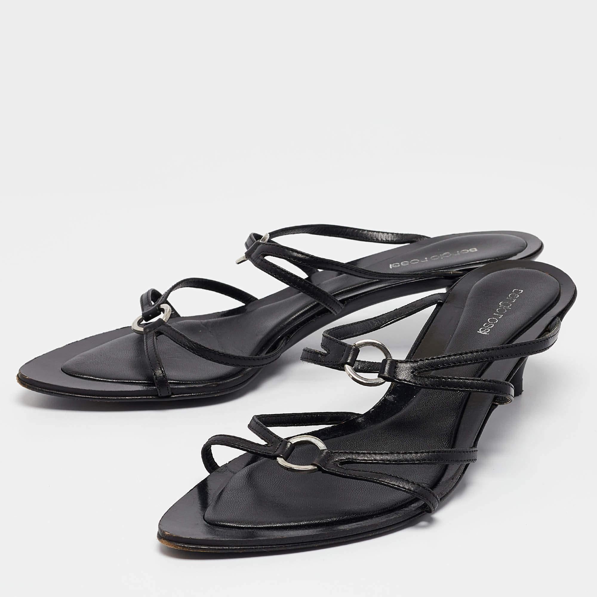 Sie werden es lieben, in diesen Sandalen von Sergio Rossi zu laufen, die sehr stilvoll aussehen. Diese schwarzen Sandalen sind aus Leder gefertigt und zeichnen sich durch eine Riemchensilhouette mit silberfarbenen Metallakzenten aus. Sie stellen