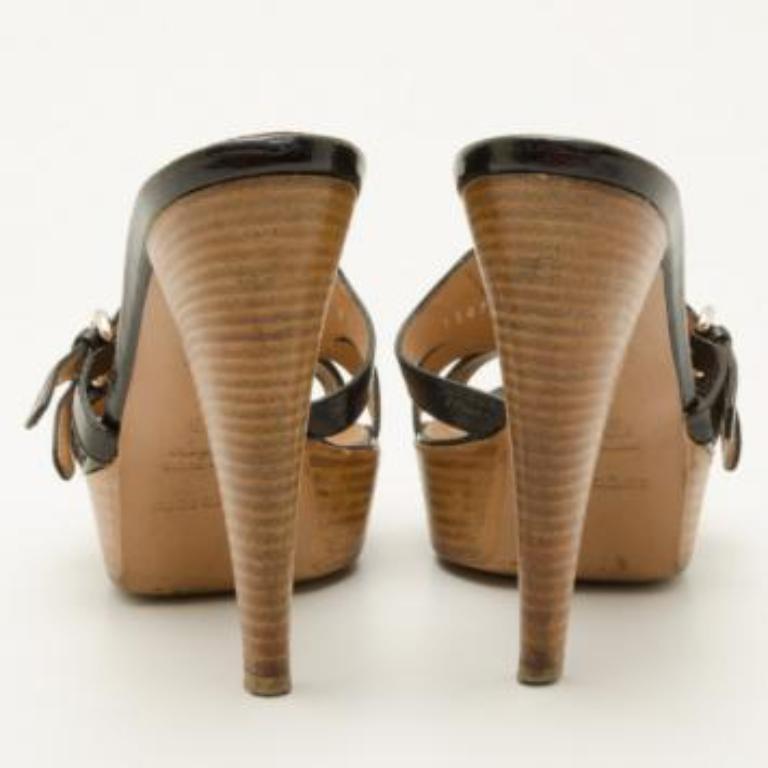 Sergio Rossi Sandalias de cuero negro con plataforma de madera Talla 38 en Bastante bueno estado para la venta en Dubai, Al Qouz 2