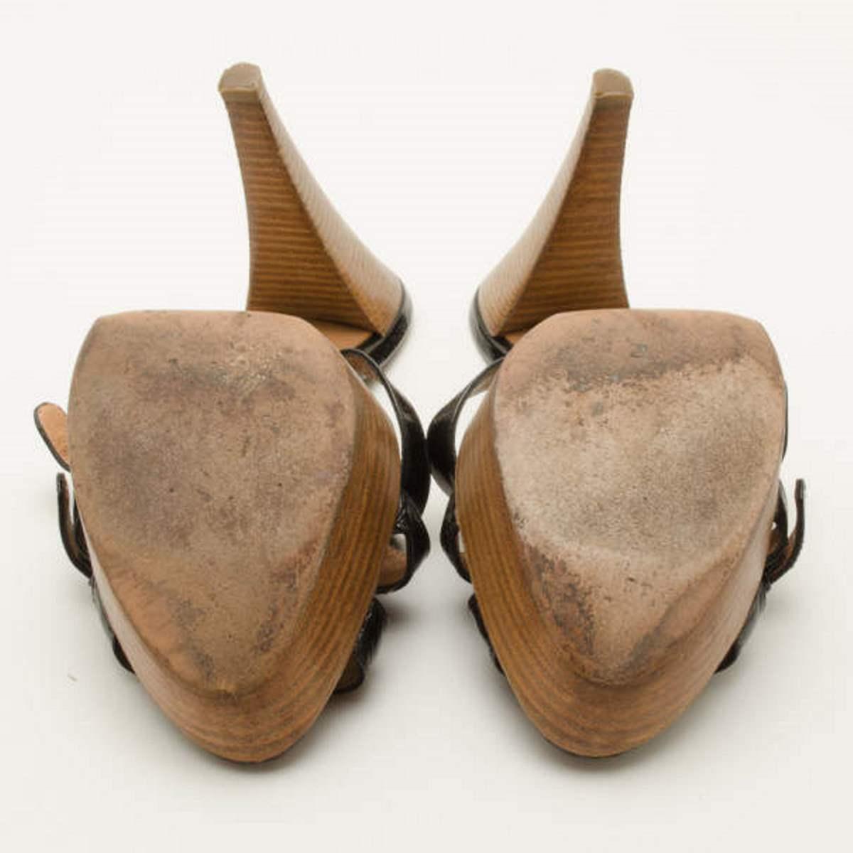 Sergio Rossi Slides en cuir noir à plateforme en bois Taille 38 État moyen à Dubai, Al Qouz 2