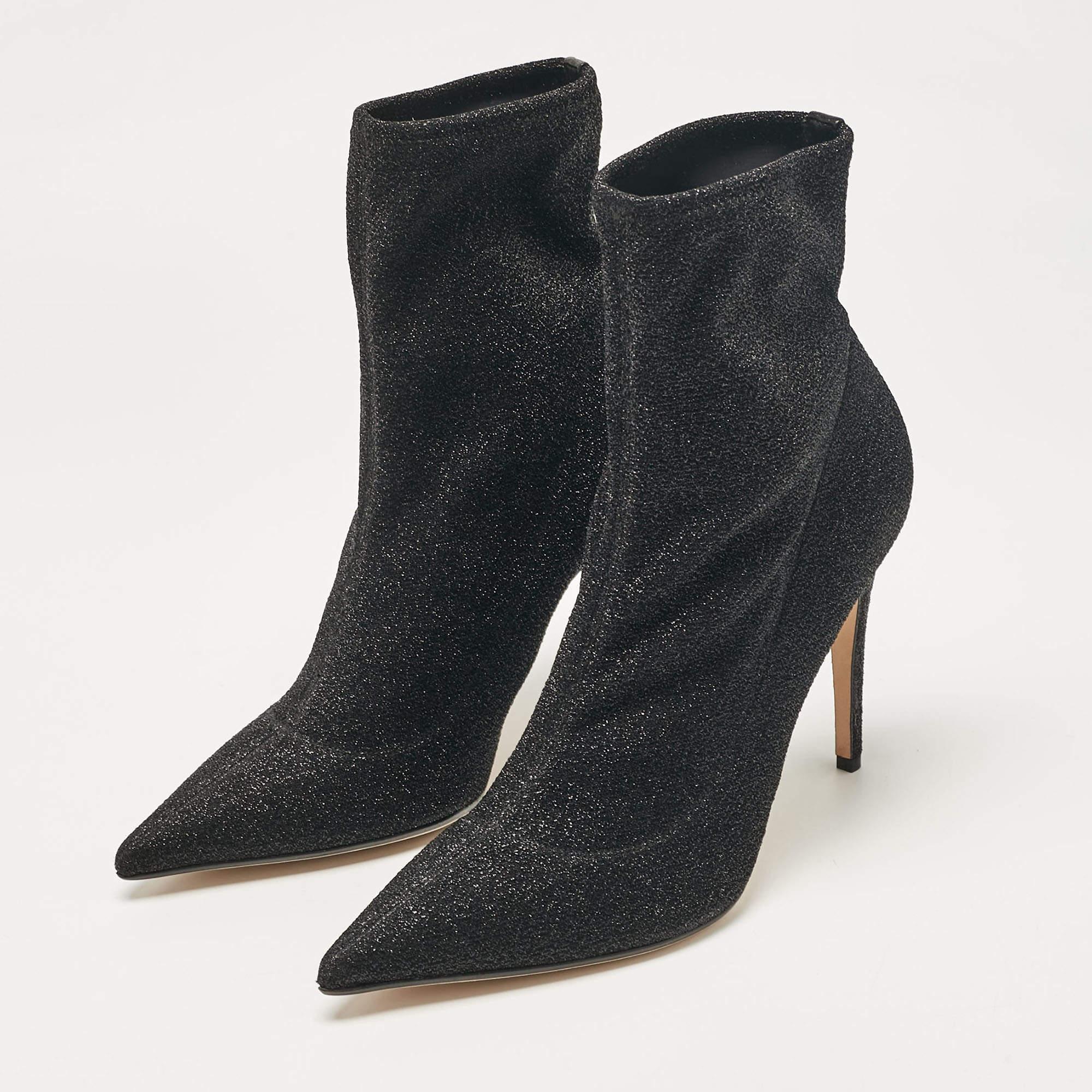 Meticulosamente diseñadas en una silueta elegante, estas botas están a la última en estilo. Vienen con plantillas cómodas y suelas duraderas para que te duren siempre. Estas botas son simplemente increíbles y sin duda tienes que hacerte con ellas