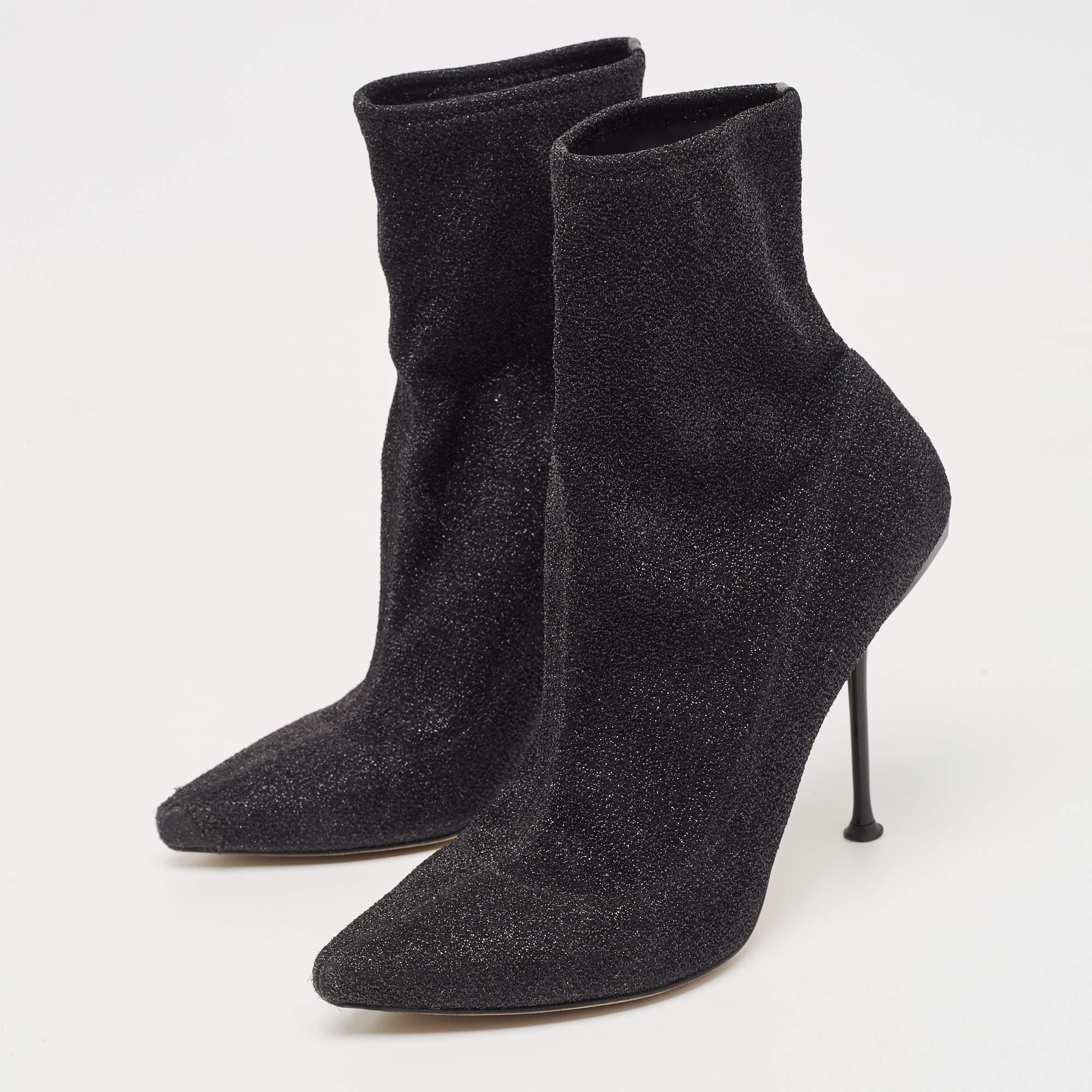 Perfectamente cosidos y acabados para garantizar un aspecto y un ajuste elegantes, estos zapatos de diseño son una compra de la que le encantará presumir. Quedan muy bien en los pies.