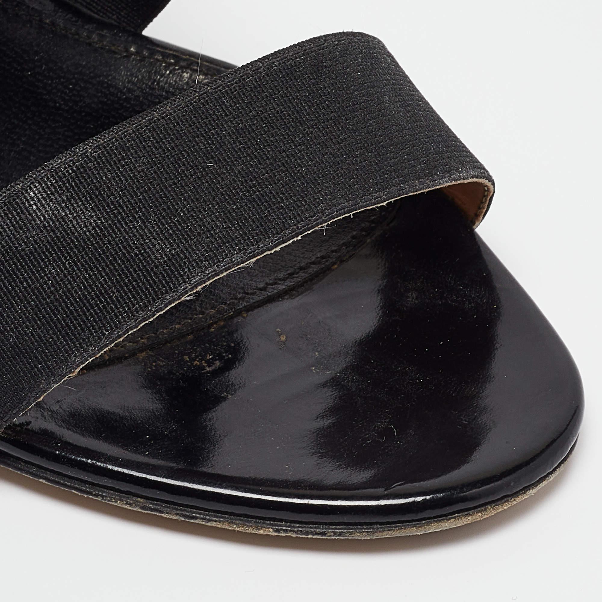 Sergio Rossi Sandales à lanières en tissu et vernis noir Taille 36.5 en vente 2