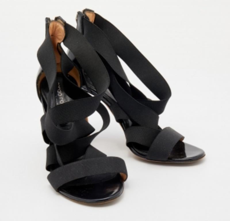 Sergio Rossi Sandales à lanières élastiques et en cuir verni noir Taille 36 État moyen - En vente à Dubai, Al Qouz 2
