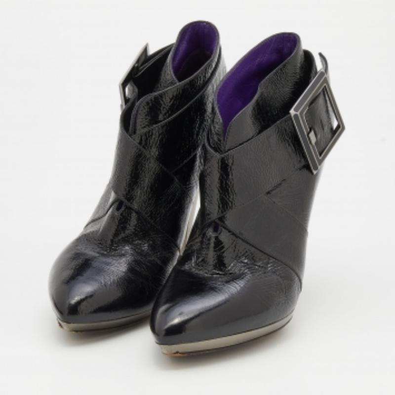 These Sergio Rossi boots will cater to the needs of every modern woman. Designed to deliver style at every step, this pair is raised upon 8.5cm heels and comes made from patent leather. The oversized buckle detailing at the ankle highlights the