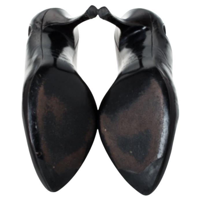 Queste décolleté nere di Sergio Rossi saranno sicuramente un'aggiunta straordinaria alla tua collezione! Sono realizzate in pelle verniciata e presentano punta a punta, comode solette foderate in pelle, tacco di 9 cm e interessanti ritagli sui lati.