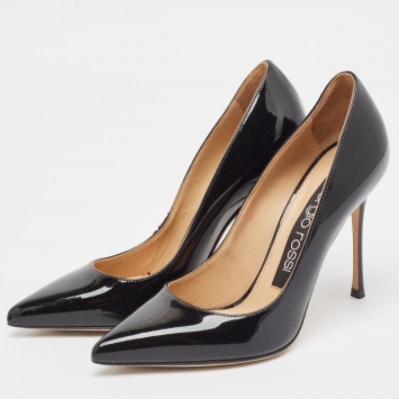 Exhibe un estilo elegante con este par de zapatos de salón. Estos elegantes zapatos están fabricados con materiales de calidad. Llevan suelas duraderas y tacones elegantes.