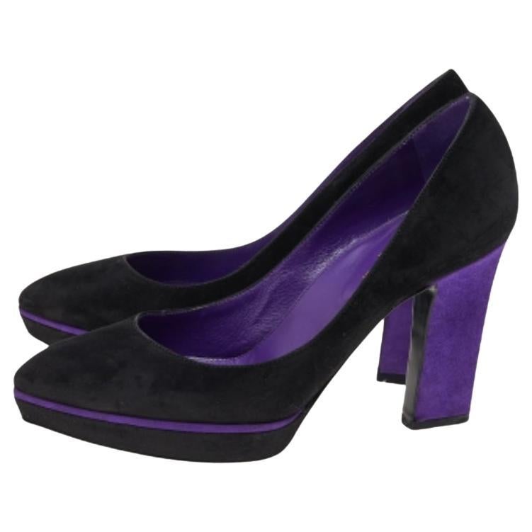 Passez une journée fantastique avec vos amis en arborant ces fabuleux escarpins noirs. Cette paire exquise en daim vous donnera l'air joyeux et heureux. Coordonnez votre tenue avec cette paire d'escarpins Sergio Rossi, doublés de cuir, pour un look