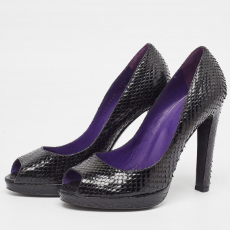 Affichez un style élégant avec cette paire d'escarpins. Ces chaussures élégantes sont fabriquées à partir de matériaux de qualité. Ils sont posés sur des semelles durables et des talons élégants.