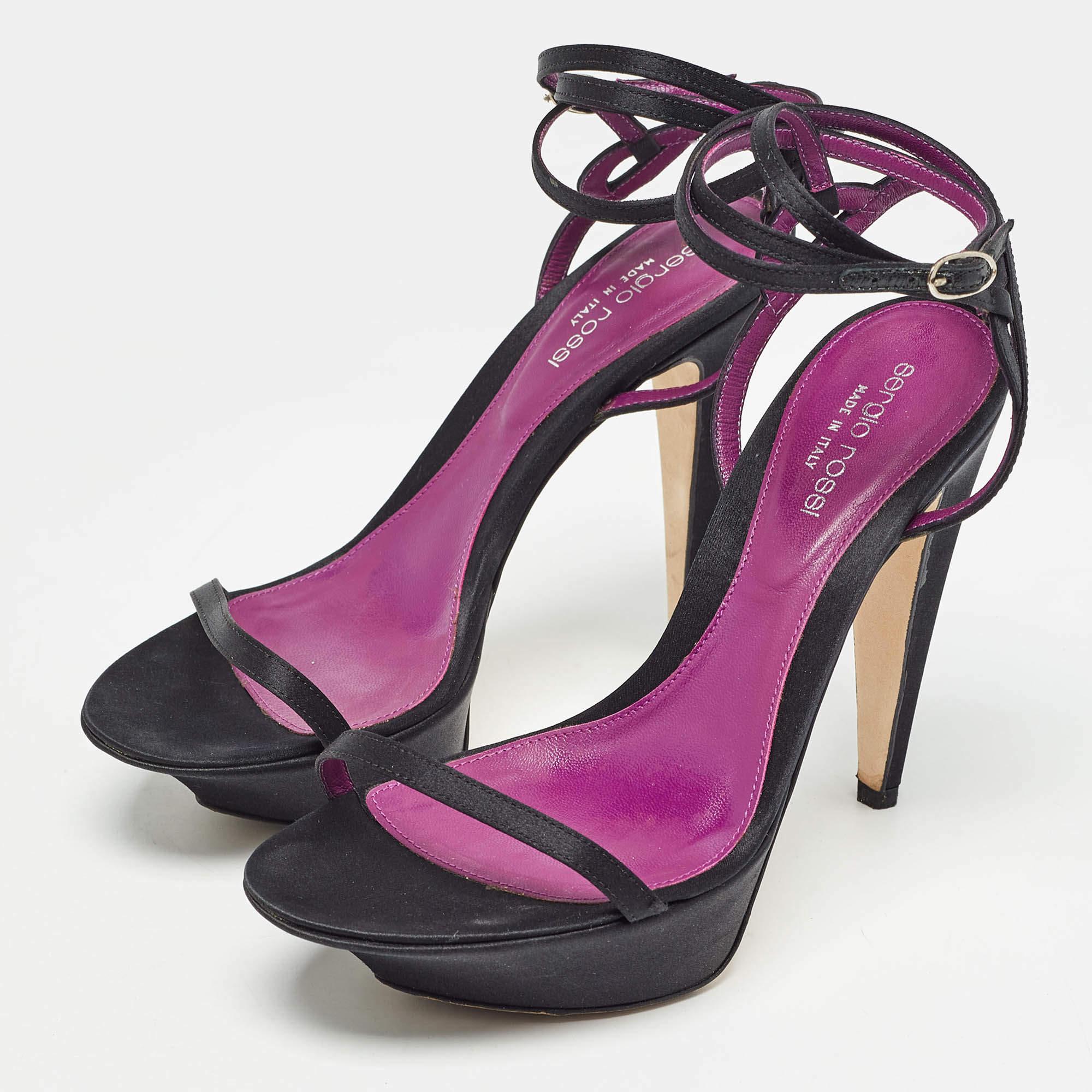 These sandals will frame your feet in an elegant manner. Crafted from quality materials they display a classy design and comfortable insoles.
