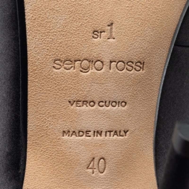 Sergio Rossi Sandalias de satén negro con adornos Slingback talla 40 en Bueno estado para la venta en Dubai, Al Qouz 2