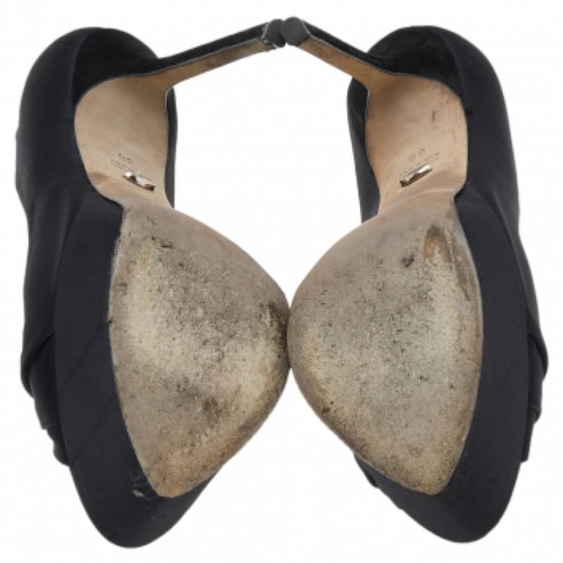 Sergio Rossi Negro Satén Anudado Peep Toe Plataforma Bombas Tamaño 38 en Bastante bueno estado para la venta en Dubai, Al Qouz 2
