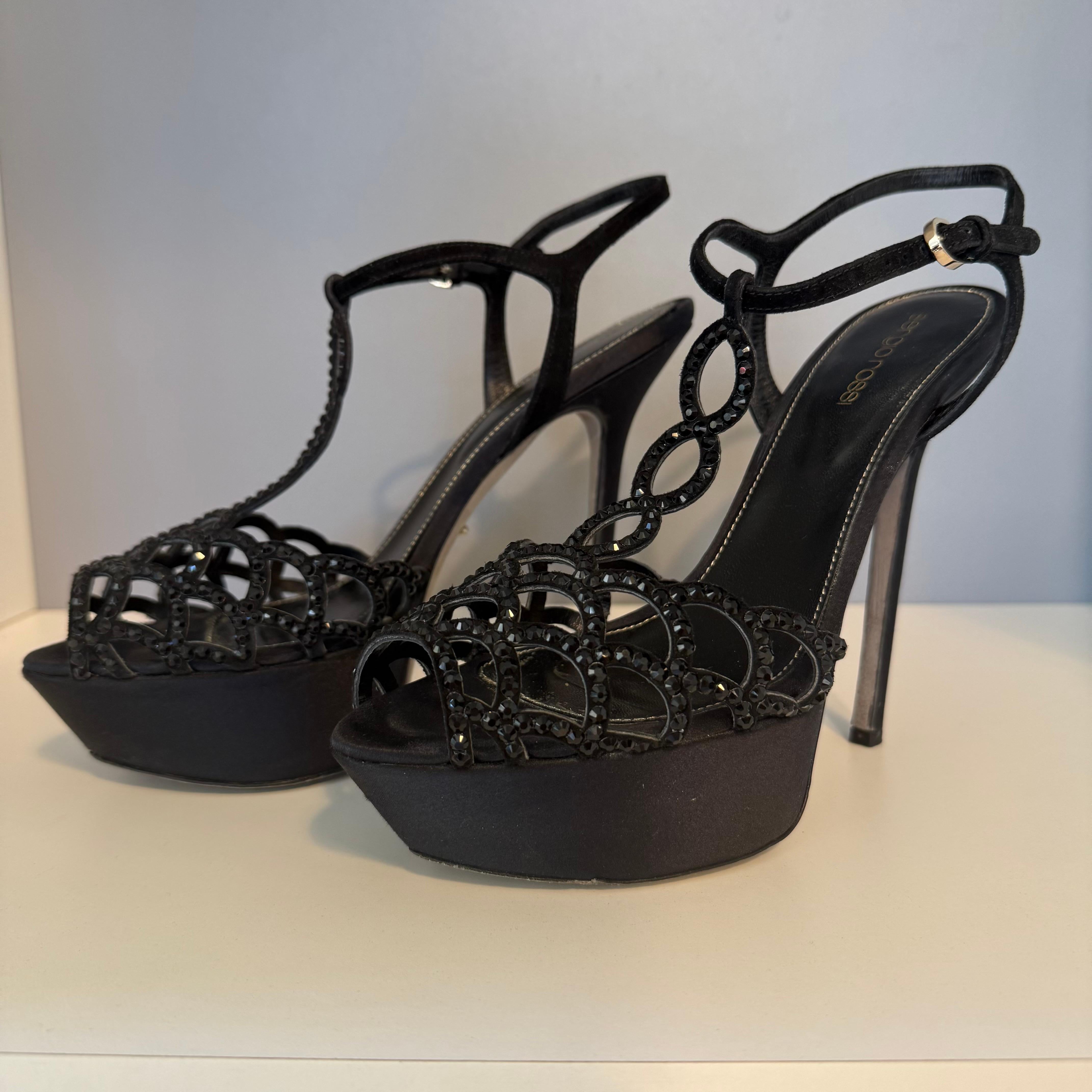 Preciosas sandalias altas de Sergio Rossi
Satén, ante y strass
Color negro
Correa de tobillo
Altura del tacón cm 13 (5,11 pulgadas)
Meseta cm 3,5 (1,37 pulgadas)
Con caja
Envío rápido desde Italia