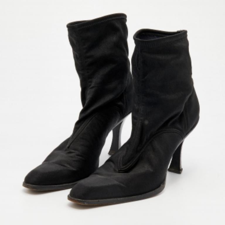 Sergio Rossi hat diese attraktiven Stiefel entworfen, um den Geschmack aller modebewussten Damen zu treffen. Diese spitz zulaufenden Stiefel sind knöchellang und aus Elasthan gefertigt und haben einen 10 cm hohen Absatz. Sie sind bequem und werden