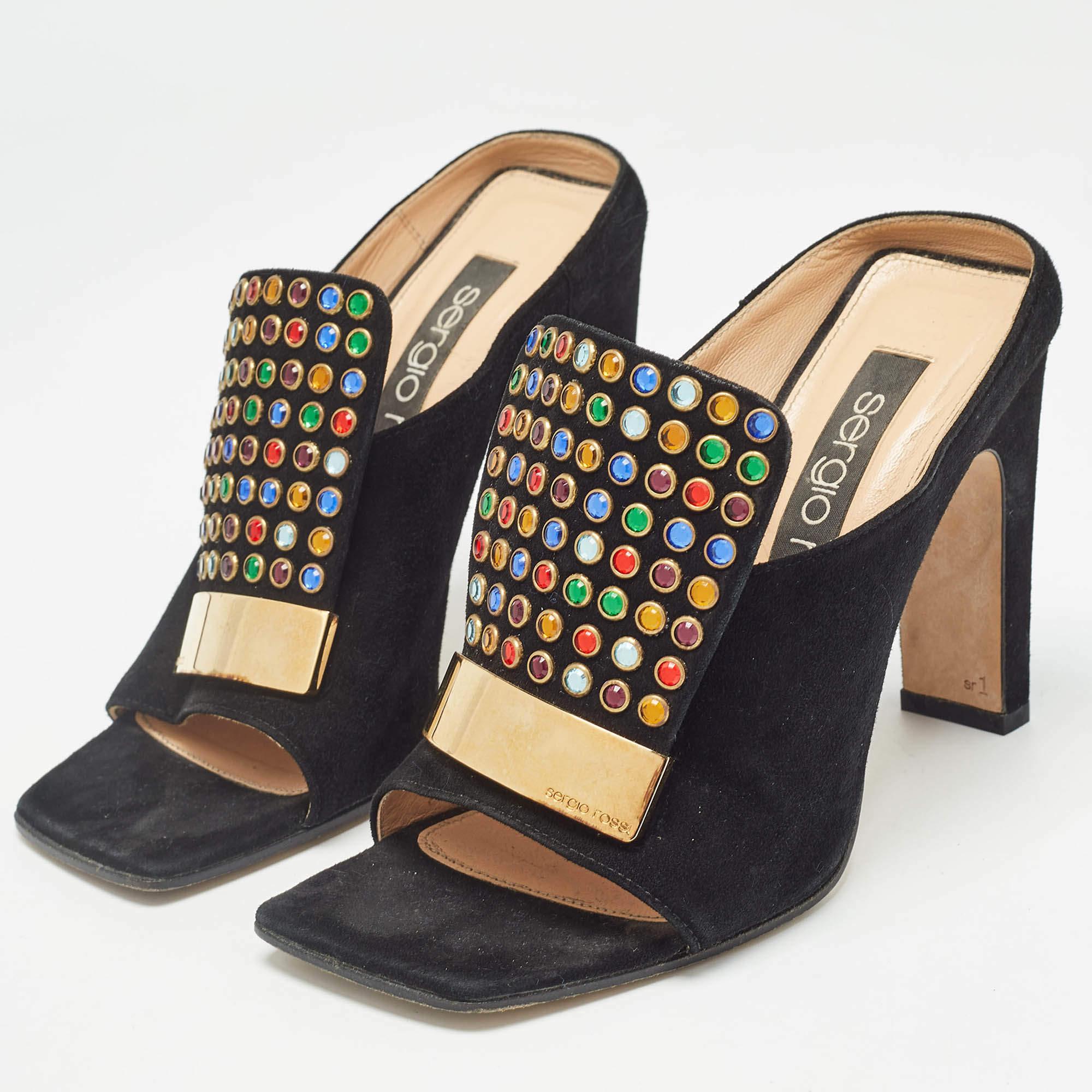 Fai una dichiarazione con queste mules da donna di Sergio Rossi. Realizzati in modo impeccabile, questi tacchi chic offrono sia moda che comfort, elevando il tuo look a ogni passo aggraziato.