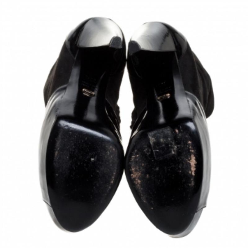 Add an edgy and modern touch to your night time or daytime outfit with these Sergio Rossi booties. They are made from quality suede & patent leather with peep toes and zip detailing at the sides with silver-tone hardware. They are equipped with 13.5