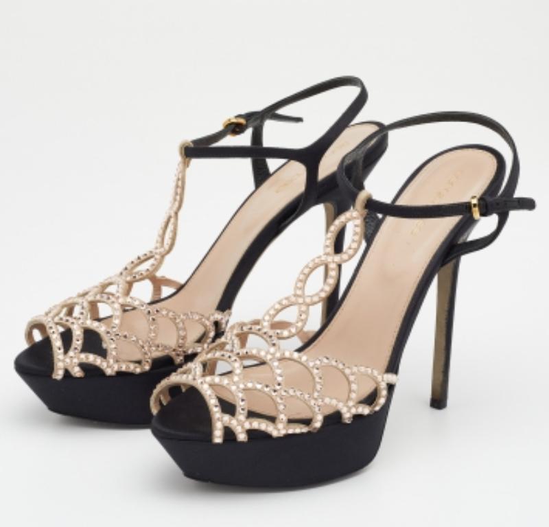Sergio Rossi Sandalias de plataforma festoneadas con tiras de cristal, negras y de ante, talla 40 Negro en venta