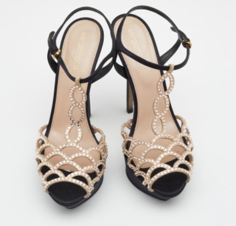 Sergio Rossi Sandalias de plataforma festoneadas con tiras de cristal, negras y de ante, talla 40 en Bueno estado para la venta en Dubai, Al Qouz 2