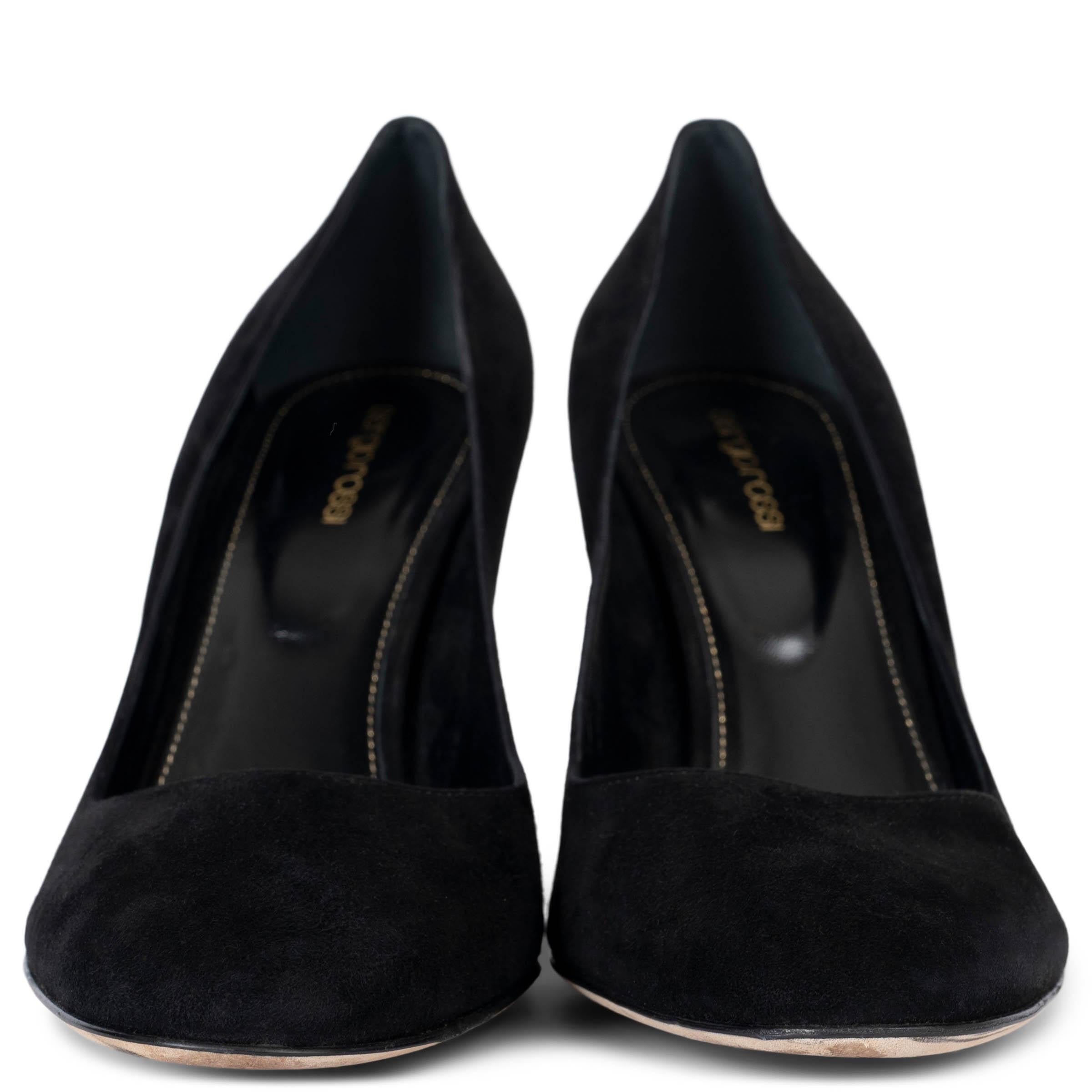 Estos zapatos de salón Sergio Rossi Madame 90 100% auténticos son unos zapatos de salón de punta redonda, elegantes y atemporales, fabricados en lujoso ante negro. Con un tacón de 90 mm, estos zapatos de salón ofrecen una silueta sofisticada a la
