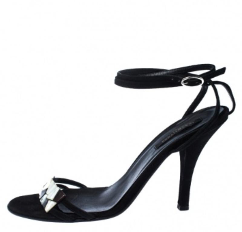 Sergio Rossi Schwarz Wildleder Perlmutt Knöchel Wrap Sandalen Größe 39.5 im Zustand „Gut“ im Angebot in Dubai, Al Qouz 2