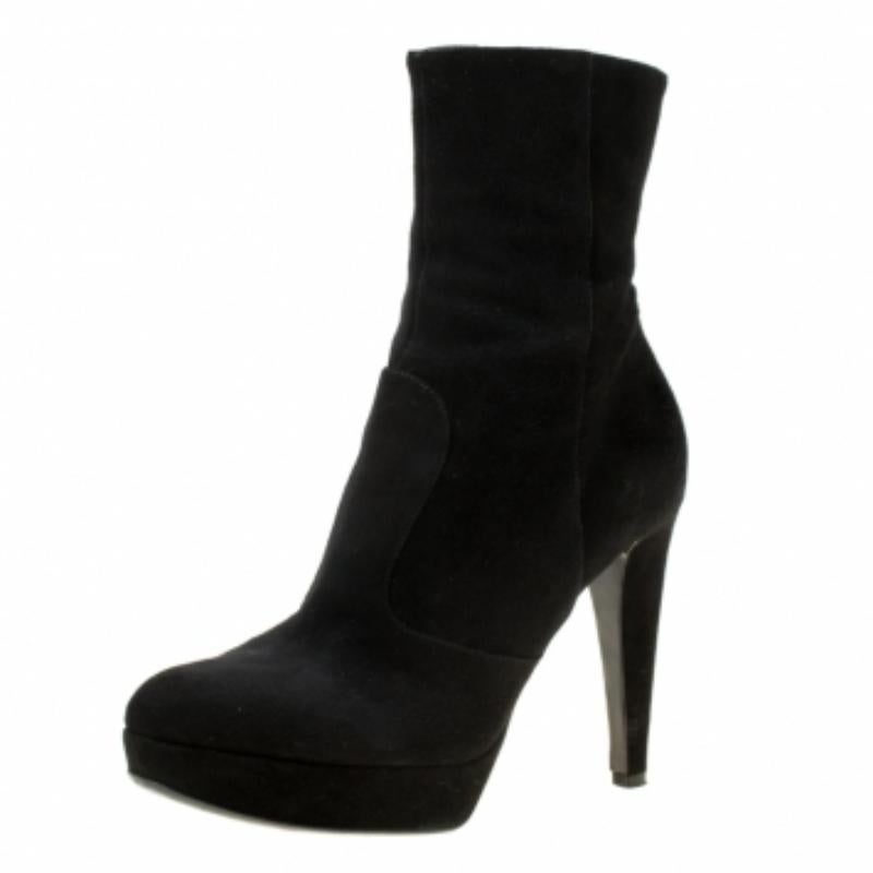 Ces bottines de Sergio Rossi sont si chics que vous en tomberez immédiatement amoureuse ! Ces bottes noires ont été confectionnées en daim et sont dotées de bouts ronds et d'une couture soignée sur l'empeigne. Elles sont équipées de semelles