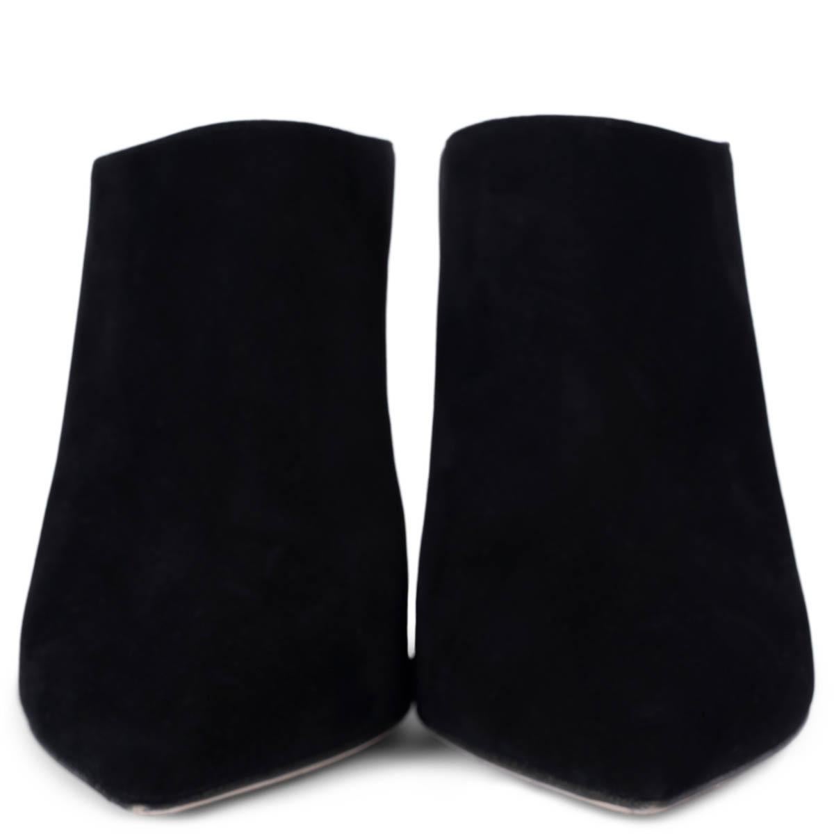 100% authentische Sergio Rossi Pantoletten aus schwarzem Veloursleder mit spitzer Spitze. Sie wurden getragen und sind in ausgezeichnetem Zustand. 

Messungen
Aufgedruckte Größe	38.5
Schuhgröße	38.5
Innensohle	25cm (9.8in)
Breite	7.5cm