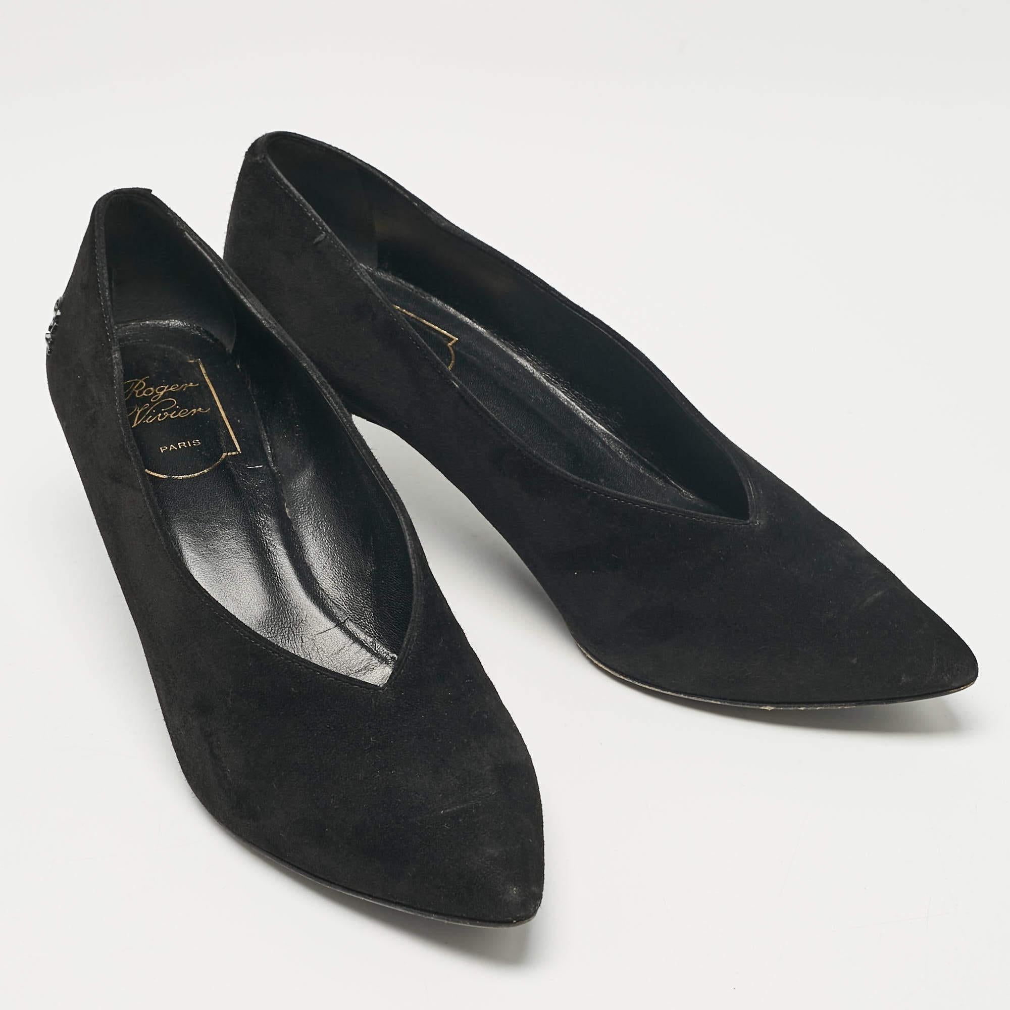 Sergio Rossi Black Suede Pointed Toe Pumps Size 38.5 en Bastante bueno estado para la venta en Dubai, Al Qouz 2