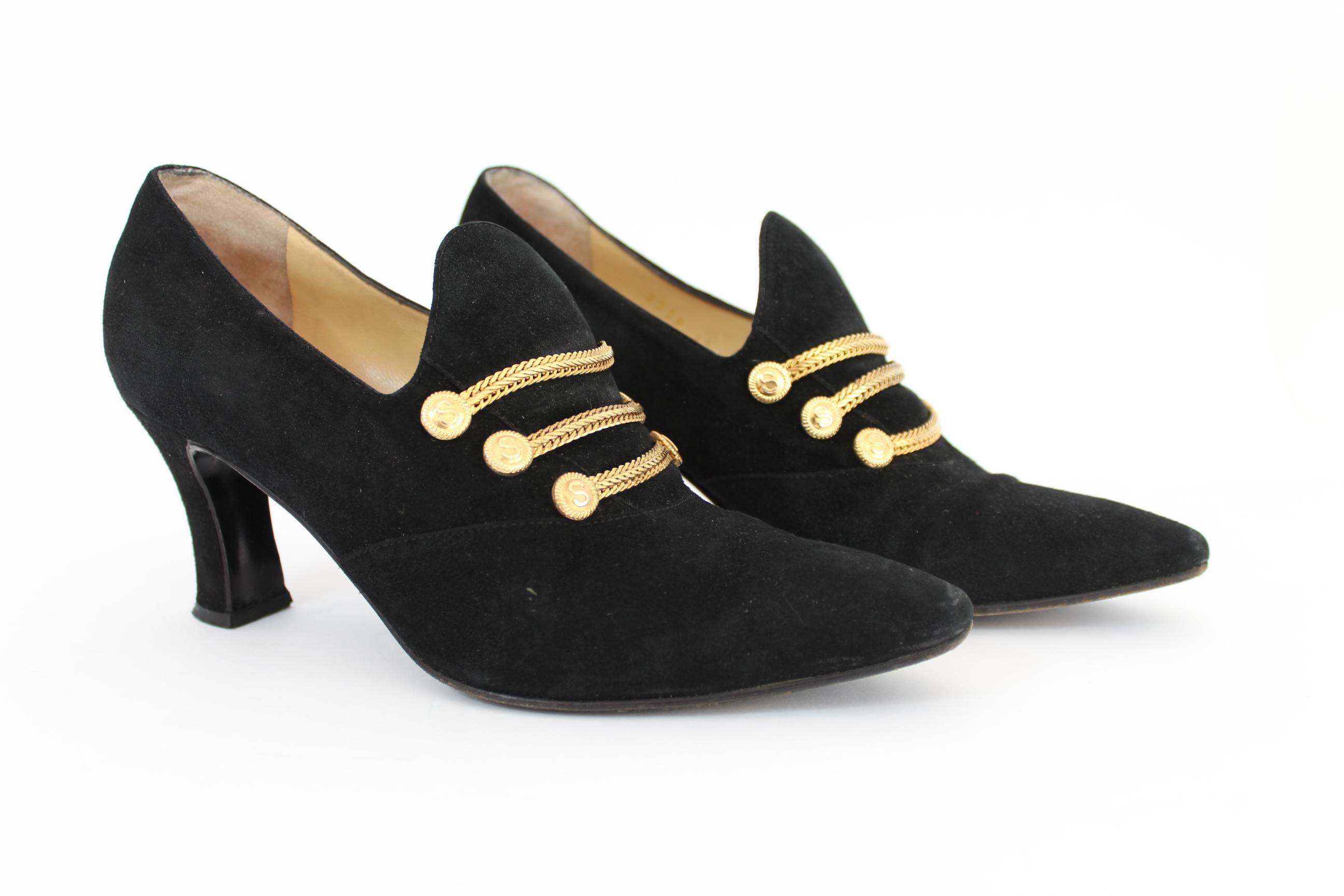 Sergio Rossi 80s vintage women's shoes. Decollete elegant black with golden inserts, medium heel,  in leather and velvet . Made in Italy. Excellent vintage conditions.

Code: 22391211

Size: 36.5 It 5 Us 4.5 Uk
Heel height: 7 cm