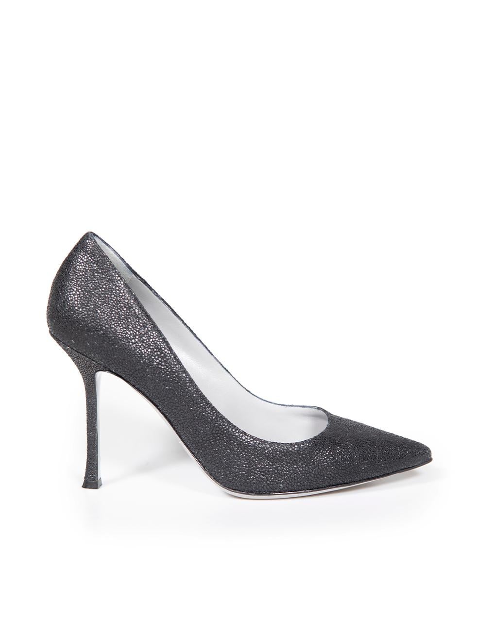 L'ÉTAT est bon. Une usure mineure des chaussures est évidente. Légère usure de l'empeigne avec quelques abrasions au niveau des lignes supérieures et des talons sur cet article de revente d'occasion de la marque Sergio Rossi.
 

 

 

 Détails
 

