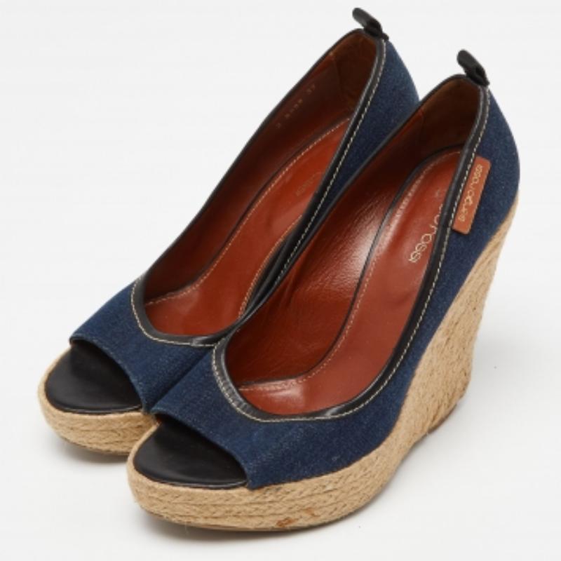 Cette paire de sandales compensées de Sergio Rossi est superbe et facile à porter. Elles ont été merveilleusement réalisées en denim et en cuir et sont montées sur des semelles compensées de 12,5 cm. Dotée de brides à boucle, de semelles en