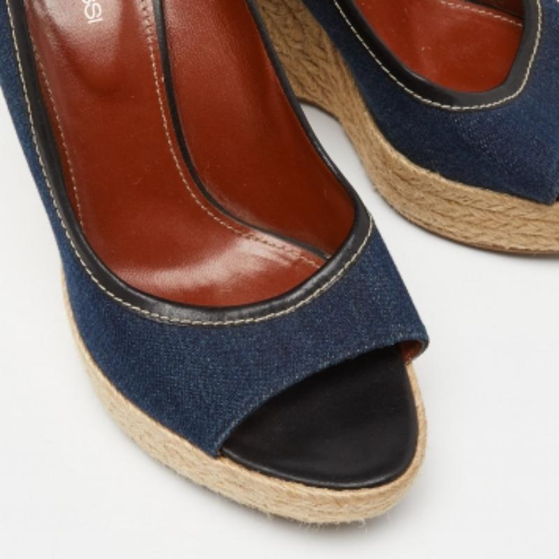 Sergio Rossi Sandales à talons compensés en denim et cuir bleu/noir Taille 39 Bon état - En vente à Dubai, Al Qouz 2