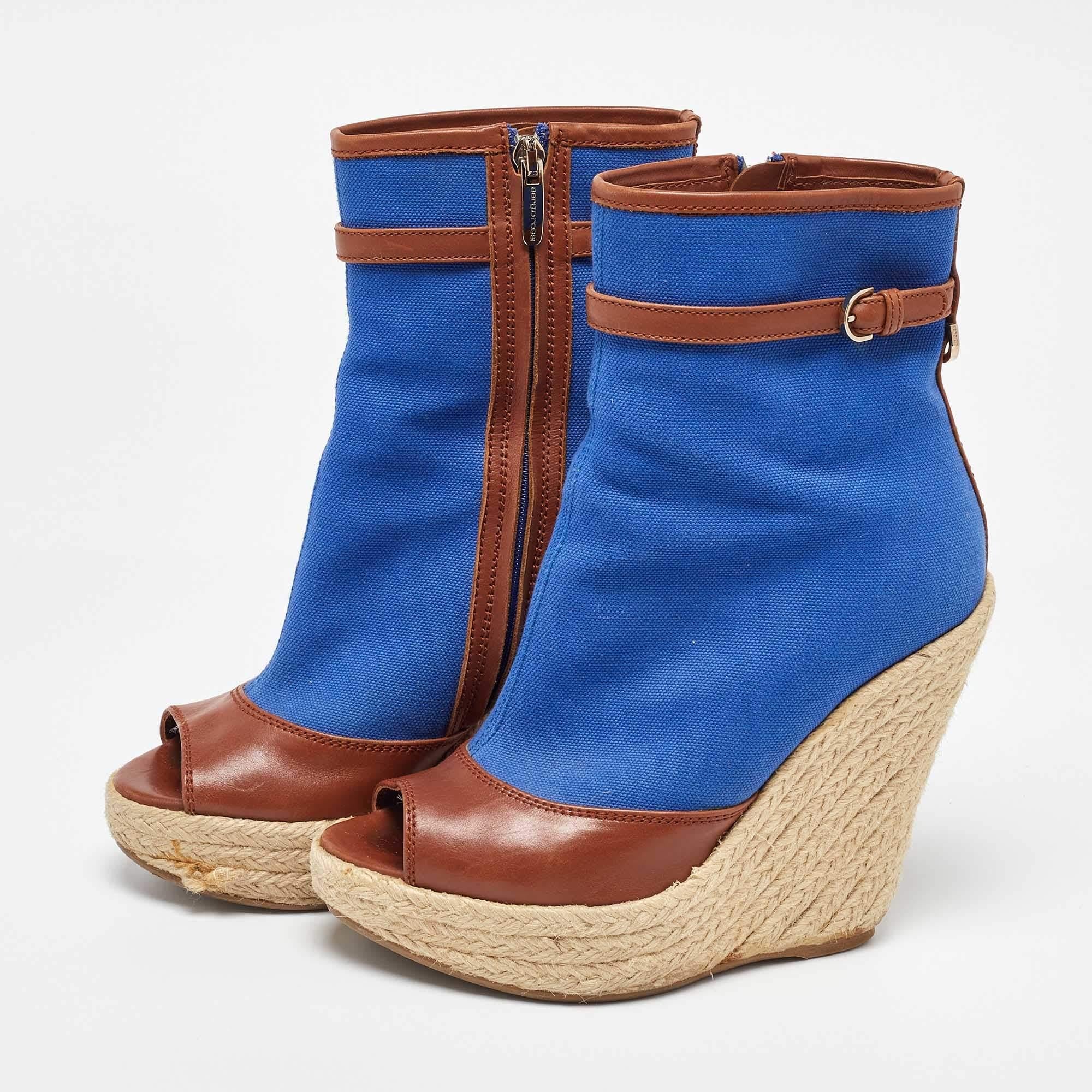 Méticuleusement conçues dans une silhouette élégante, ces bottes sont d'un grand style. Elles sont dotées de semelles intérieures confortables et de semelles extérieures durables pour vous durer toute la vie. Ces bottes sont tout simplement