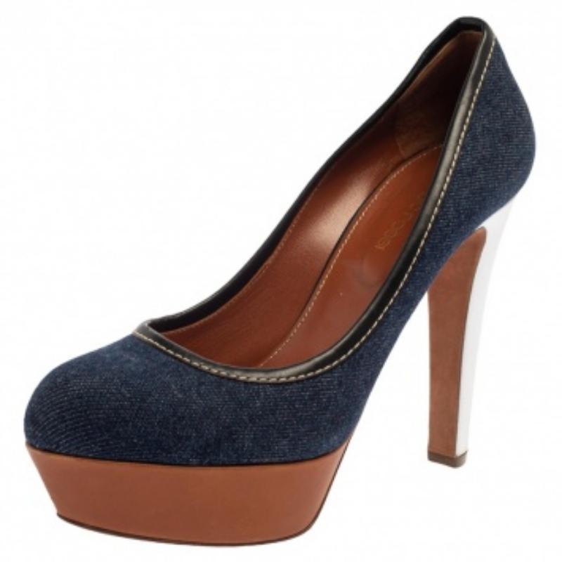 Flaunt a simplistic yet elegant look with this pair of denim fabric pumps. Add a feminine touch to your outfit with this pair of Sergio Rossi pumps that feature round toes, leather insoles, and 12.5 cm heels.