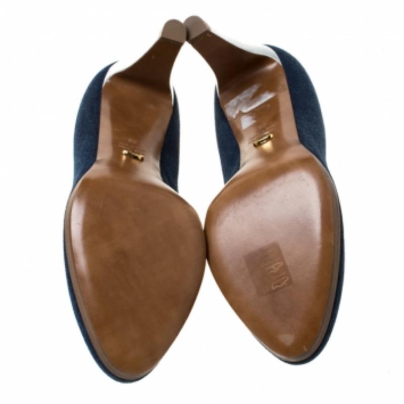Sfoggia un look semplice ma elegante con questo paio di décolleté in tessuto denim. Aggiungi un tocco femminile al tuo outfit con questo paio di décolleté di Sergio Rossi con punta tonda, soletta in pelle e tacco di 9,5 cm.
