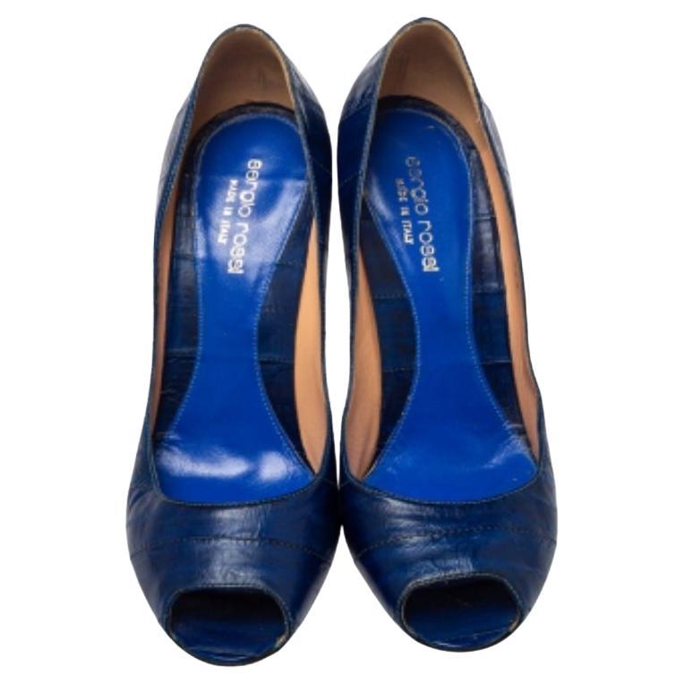 The timeless design and comfortable quality make this Sergio Rossi pair a great purchase. Crafted from leather, these Sergio Rossi pumps carry a stunning blue exterior, peep toes, and 10.5 cm heels.