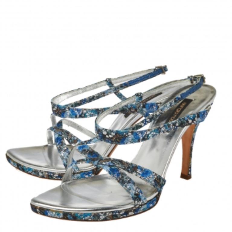 Channel your inner diva with these stunning sandals from Sergio Rossi that will make you look divine! These sandals are crafted from glitter fabric and feature an open toe silhouette. They flaunt crossover straps and ankle straps that are adorned