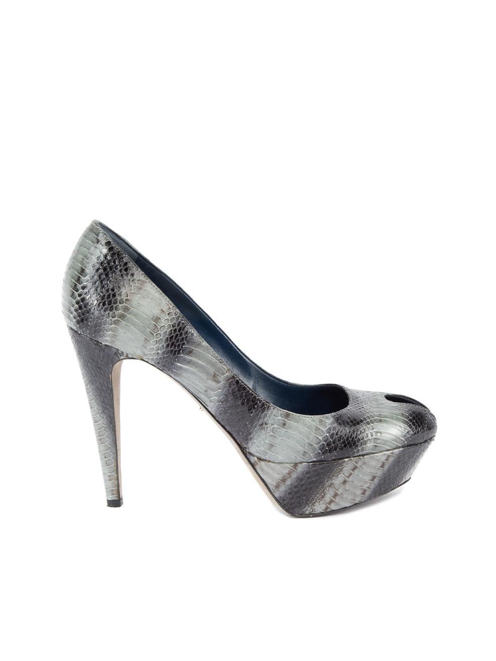 CONDIT ist sehr gut. Minimale Abnutzung an den Absätzen ist offensichtlich. Minimale Abnutzungserscheinungen am Schlangenleder und an der Laufsohle dieses gebrauchten Sergio Rossi Designer-Wiederverkaufsartikels.
 

 

 

 Einzelheiten
 

 

