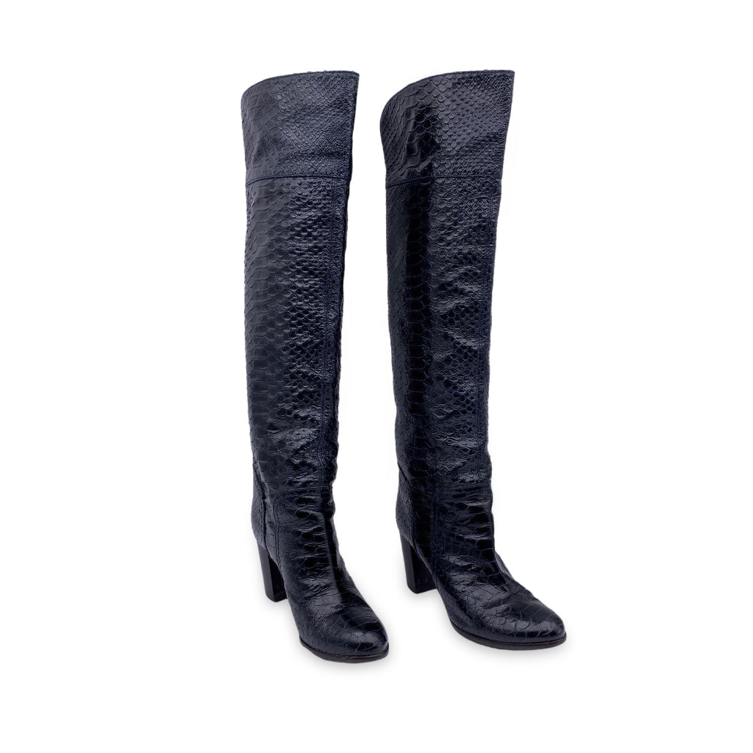 Sergio Rossi blue leather knee length boot. They feature a round toe design and 9 cm heels. Heels height: 7.5 cm. Size: EU 36 (The size shown for this item is the size indicated by the designer on the shoes). Made in Italy. Details MATERIAL: Leather