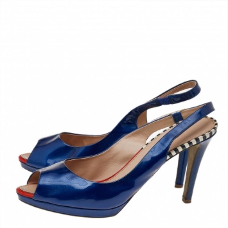 Cette paire de sandales de Sergio Rossi est tout simplement splendide. Ils ont été confectionnés en cuir verni et présentent une empeigne simple et des escarpins. Elles sont dotées de talons de 13 cm et de plates-formes élancées.